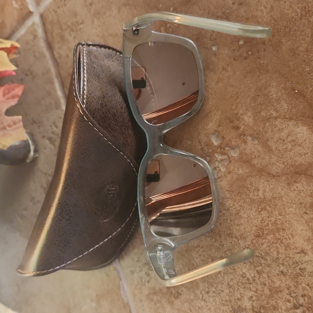 Fossil Glasses Holder With Fossil Sunglasses Woma… - image 6